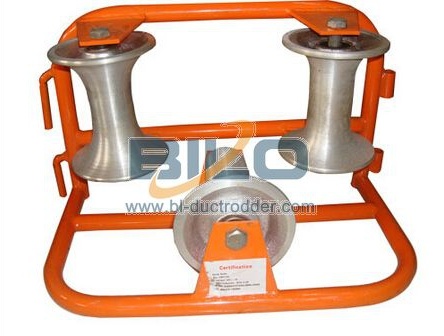 Swivelling corner roller