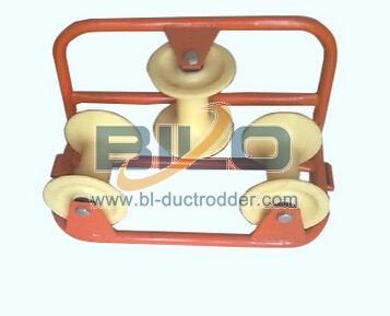 Swivelling corner roller